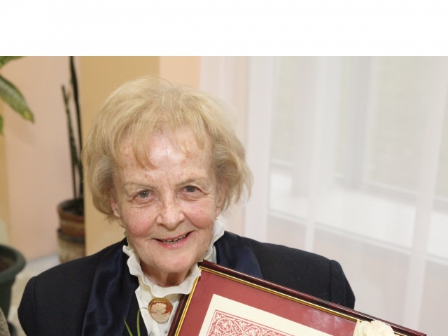 5. decembrī aizsaules ceļos devās Latvijas Ārstu biedrības godabiedre, ilggadējā Dzemdību nama vadītāja un galvenā ārste Dr.med. Anita Caune. 5. decembrī aizsaules ceļos devās Latvijas Ārstu biedrības godabiedre, ilggadējā Dzemdību nama vadītāja un galvenā ārste Dr.med. Anita Caune.
